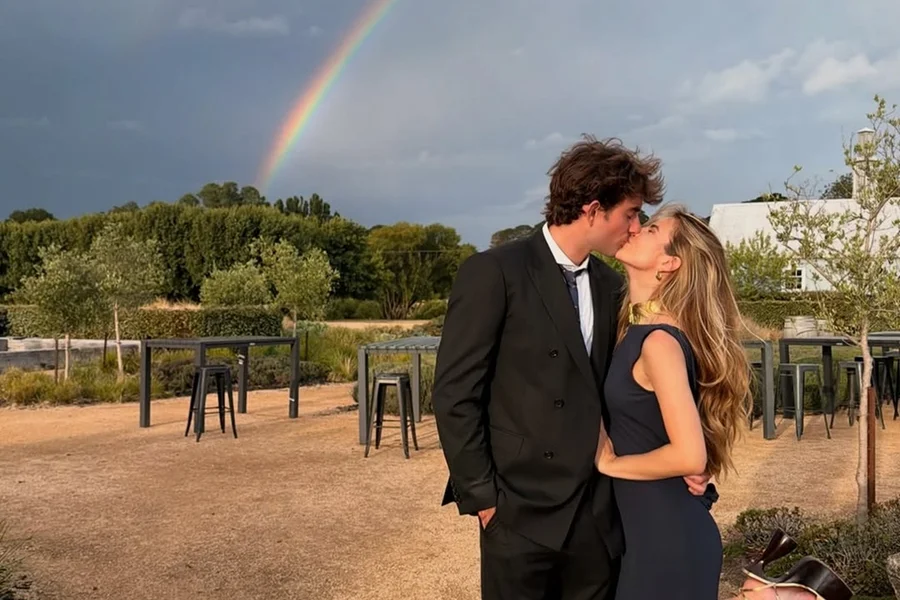 O clã Kennedy tem oficialmente uma integrante brasileira. A cantora Giulia Be e o empresário John Conor Kennedy oficializaram a união civil em uma cerimônia restrita a familiares em Los Angeles, no início de março.