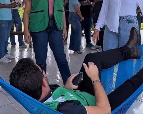 Gladson Camelí aparece descansando em uma rede