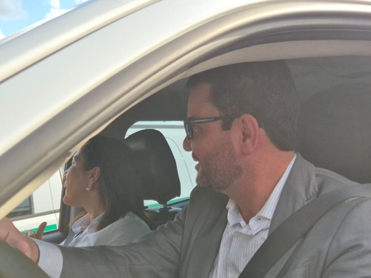 Sem aviso prévio, Camelí acionou a sirene do veículo e saiu dirigindo pelo local do evento