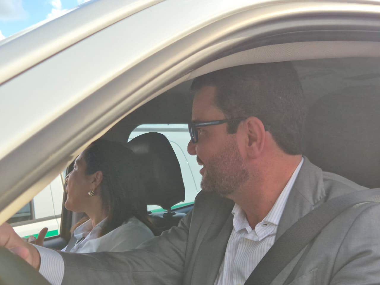 Sem aviso prévio, Camelí acionou a sirene do veículo e saiu dirigindo pelo local do evento