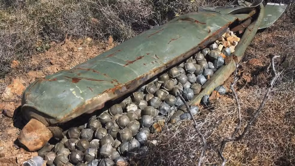 Um novo e dramático capítulo da guerra no Oriente Médio foi registrado nesta quarta-feira (18/03). Uma bomba de fragmentação Irã Tel Aviv ataque vídeo atingiu diretamente o teto de um apartamento em um subúrbio de Tel Aviv, resultando na morte de um casal de idosos.