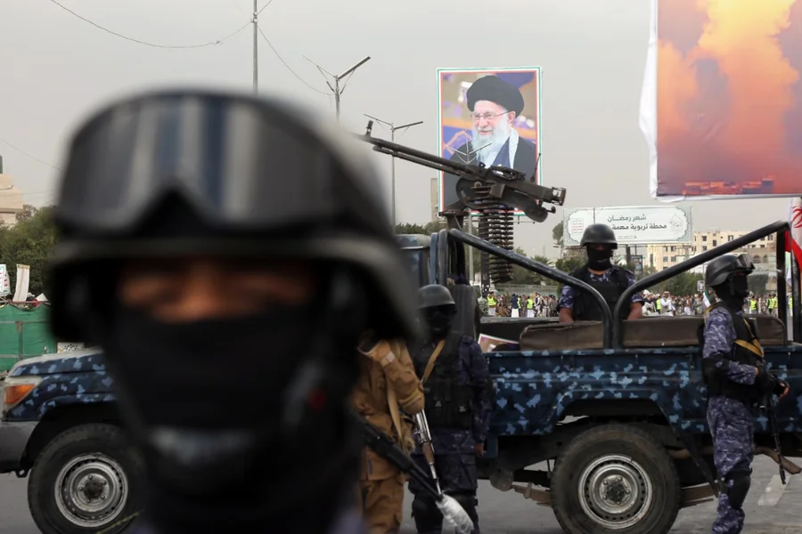 A tensão no Oriente Médio ganhou um novo capítulo de "guerra psicológica" nesta segunda-feira (23/03). O regime iraniano, por meio da agência de notícias Tasnim (ligada à Guarda Revolucionária), negou categoricamente qualquer negociação de trégua com o governo de Donald Trump.