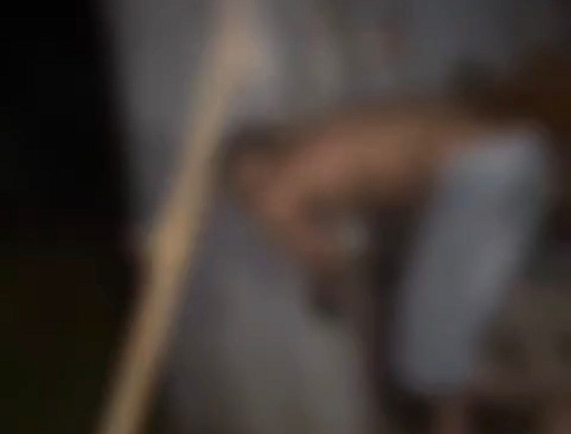 Ainda no vídeo, o suspeito é obrigado pelo grupo a retirar a ovelha do interior da residência