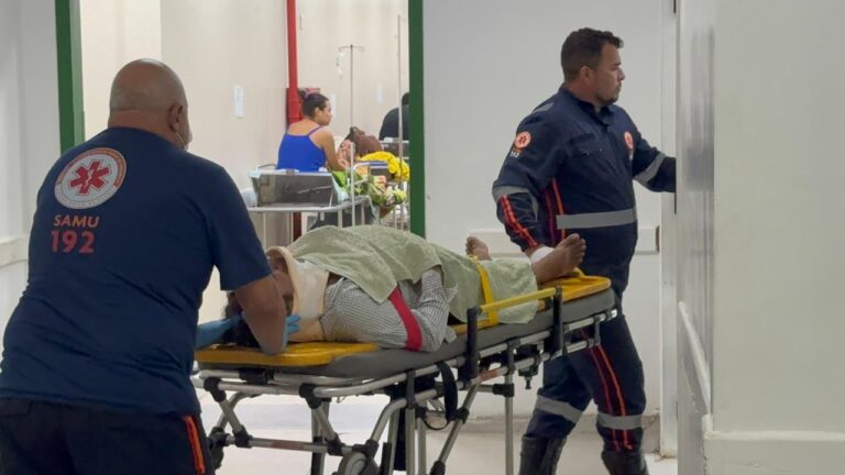 Idoso de 77 anos é atropelado por moto e espera mais de 1 hora por ambulância do Samu