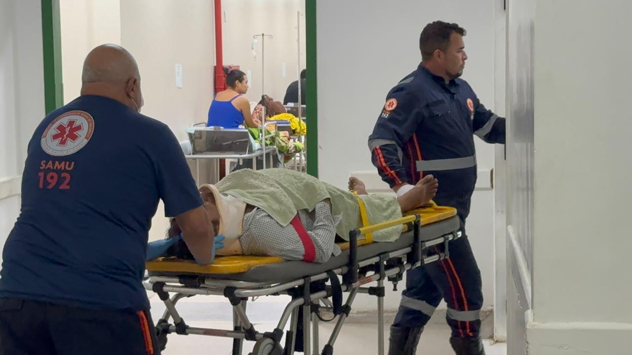 Idoso foi socorrido por equipe do Samu após atropelamento na Cidade do Povo; moradores relataram demora de mais de uma hora no atendimento.