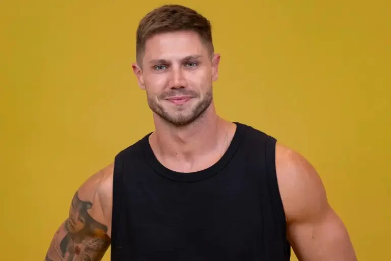 Terceiro alvo: Jonas Sulzbach protagoniza beijos com Jordana em festa do líder