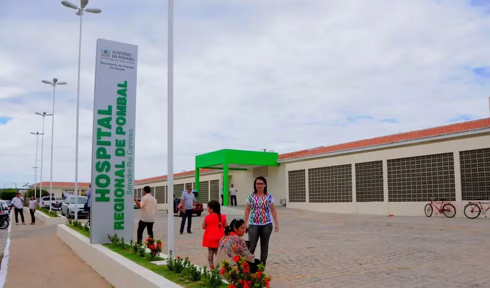 Mulher morre após comer pizza e surto leva mais de 100 pessoas ao hospital