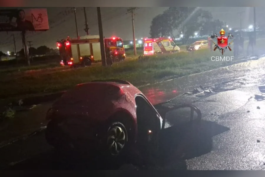 Um vídeo impressionante, divulgado pela página Ceilândia Muita Treta, flagrou o exato momento em que um veículo foi "engolido" por uma cratera na via marginal de acesso à BR-070, na Expansão do Setor O, em Ceilândia (DF). O acidente ocorreu na noite deste domingo (15/03) e as imagens mostram o susto do condutor diante do afundamento repentino da pista.