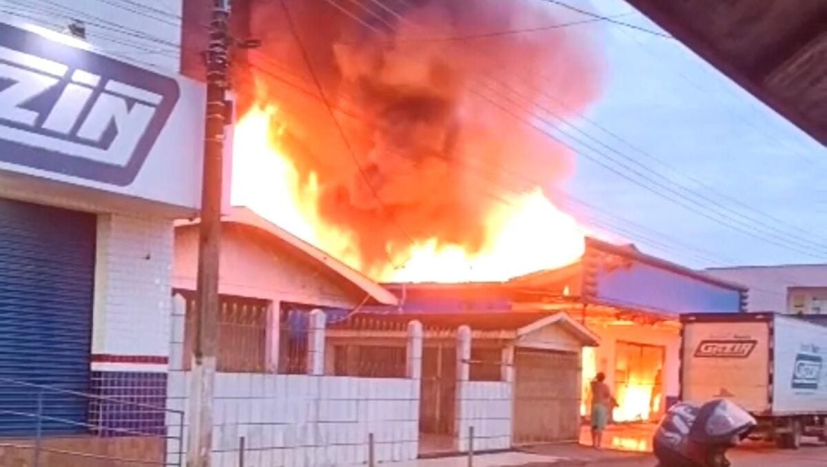 Incêndio em depósito de loja assusta moradores