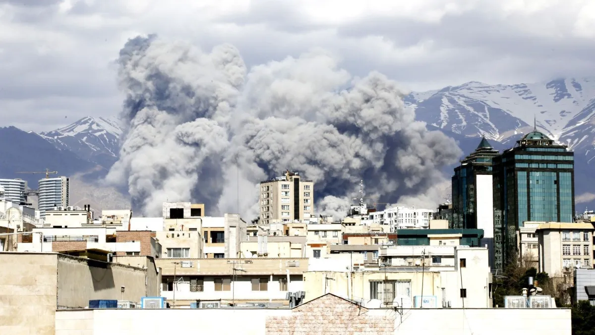 Fumaça é vista após série de ataques em Teerã, Irã, em 1º de março de 2026 • Fatemeh Bahrami/Anadolu via Getty Images