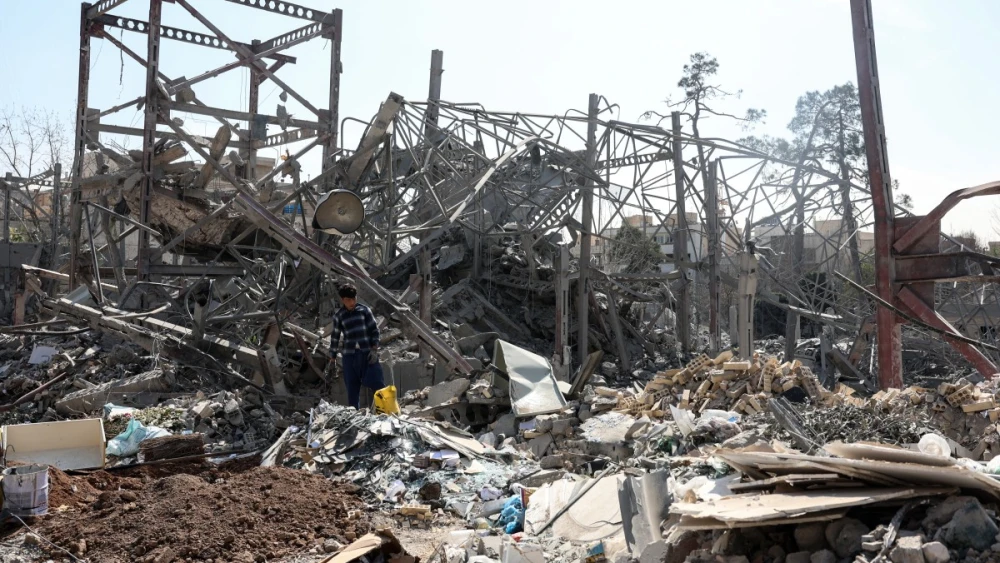 Um trabalhador remove os destroços após um ataque a uma delegacia de polícia no centro de Teerã, em 4 de março de 2026