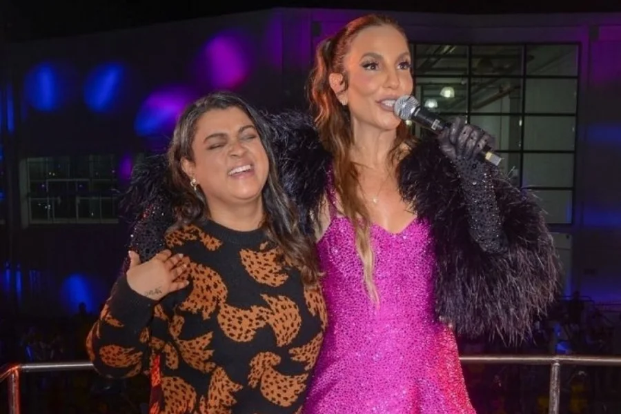 A cantora Ivete Sangalo emocionou seus seguidores na noite desta quarta-feira (18/03) ao abrir o coração sobre a falta que sente de sua grande amiga, Preta Gil. Em uma publicação sensível nos Stories do Instagram, a baiana compartilhou um registro da artista e desabafou: “Essa saudade maltrata demais”.