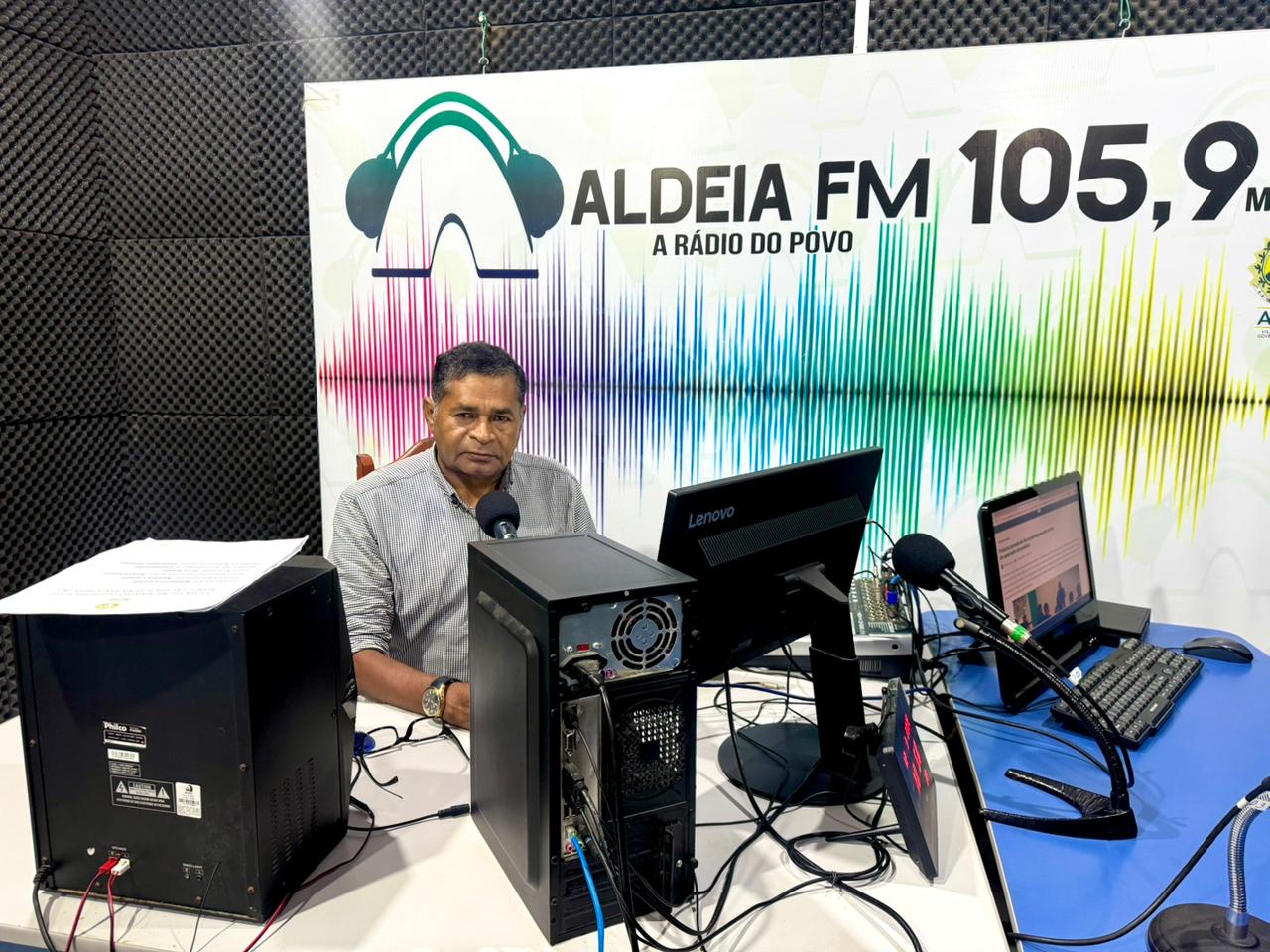 A história de J. Cavalcante, no entanto, começa muito antes dos microfones.