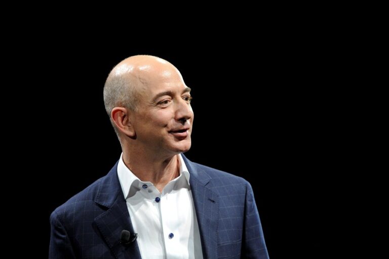 Jeff Bezos discute fundo de US$ 100 bi para transformar manufatura com uso de IA