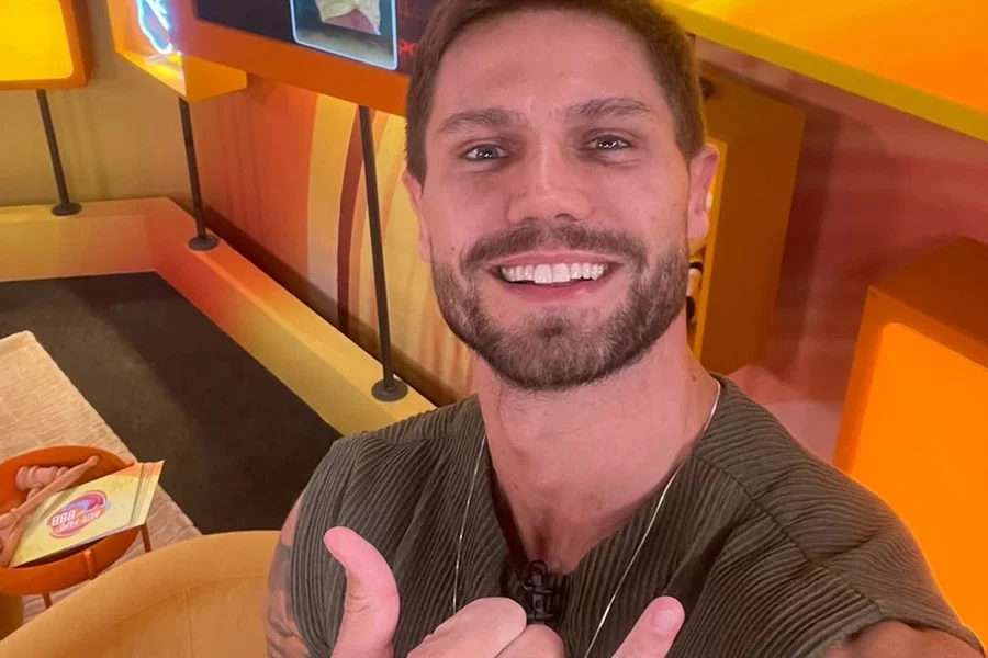 O "Don Juan" do BBB 26 está oficialmente solteiro. Após ser eliminado na noite desta terça-feira (24/03), Jonas Sulzbach encarou a sabatina de Gil do Vigor e Ceci Ribeiro no Bate-Papo BBB e não hesitou ao responder sobre o futuro de seus affairs.
