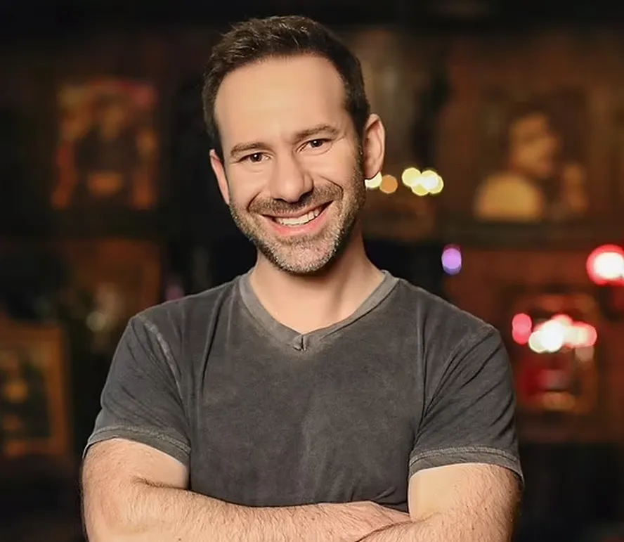 O mundo da tecnologia e da "economia da paixão" amanheceu de luto nesta segunda-feira (23/03). A Fenix International, empresa-mãe do OnlyFans, confirmou o falecimento de seu controlador, o bilionário ucraniano-americano Leonid Radvinsky, aos 43 anos.