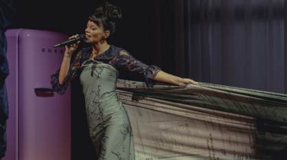 Cantora chama atenção ao usar vestido feito com recibos de compras do ex-marido