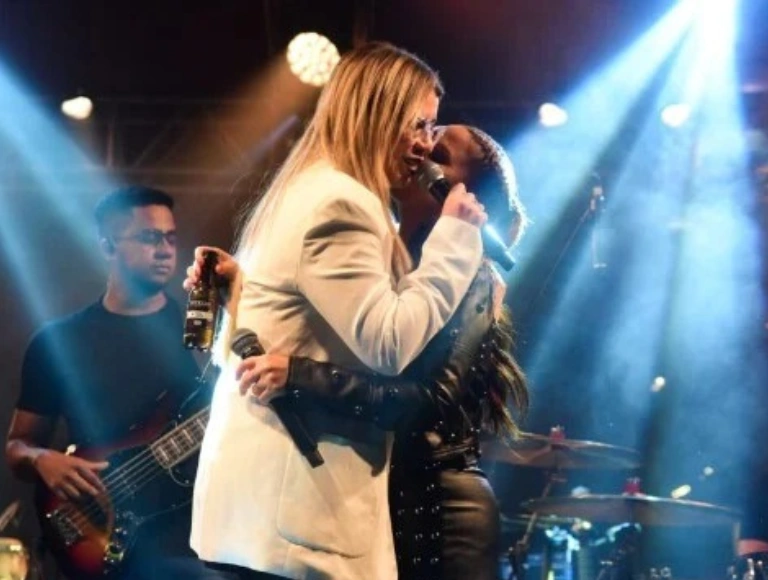 Quase cinco anos após o acidente que silenciou a "Rainha da Sofrência", detalhes inéditos sobre os momentos imediatamente posteriores à notícia ainda comovem os fãs. Em entrevista ao podcast Tem Base, Gustavo Marques, ex-membro da equipe de marketing de Marília Mendonça, relatou o impacto devastador que o falecimento teve sobre Maiara, da dupla com Maraisa.