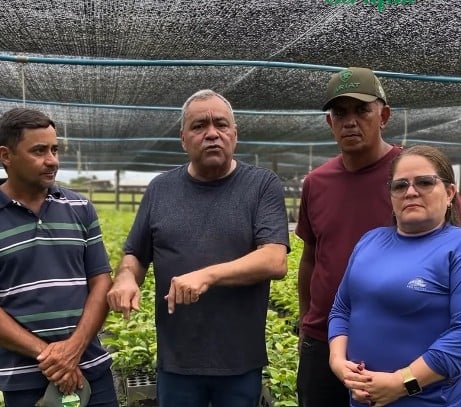 Mazinho Serafim visita viveiro de mudas na Fazenda Cerejeira, no km 40 da BR-364, durante agenda com produtores rurais de Sena Madureira.