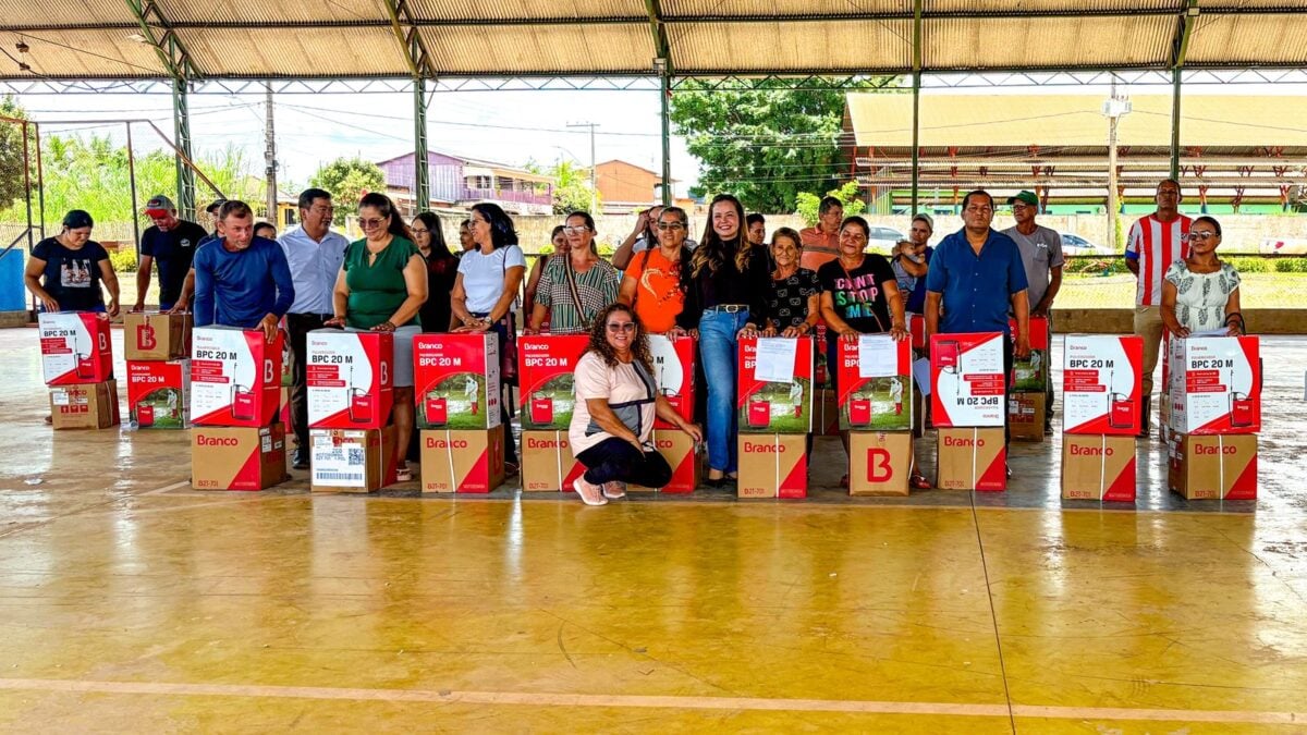 Produtores rurais de Vila Campinas recebem motobombas e pulverizadores costais adquiridos com mais de R$ 100 mil destinados pelo mandato parlamentar.