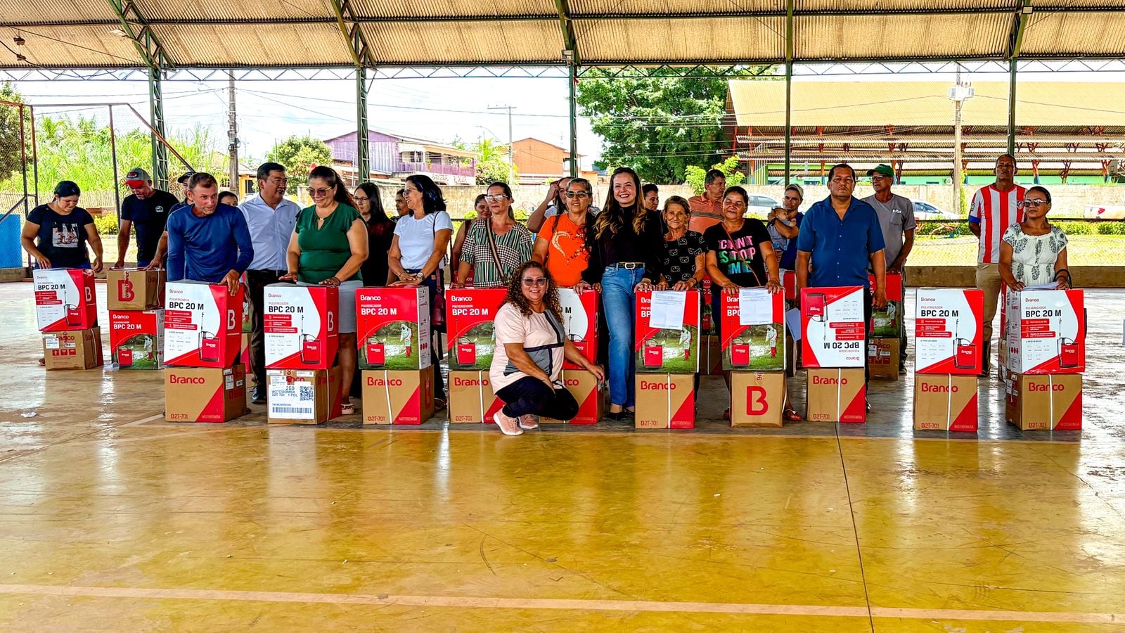 Produtores rurais de Vila Campinas recebem motobombas e pulverizadores costais adquiridos com mais de R$ 100 mil destinados pelo mandato parlamentar.