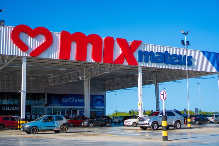 Grupo Mateus (GMAT3) desaba 14% após 4º trimestre fraco e cenário desafiador