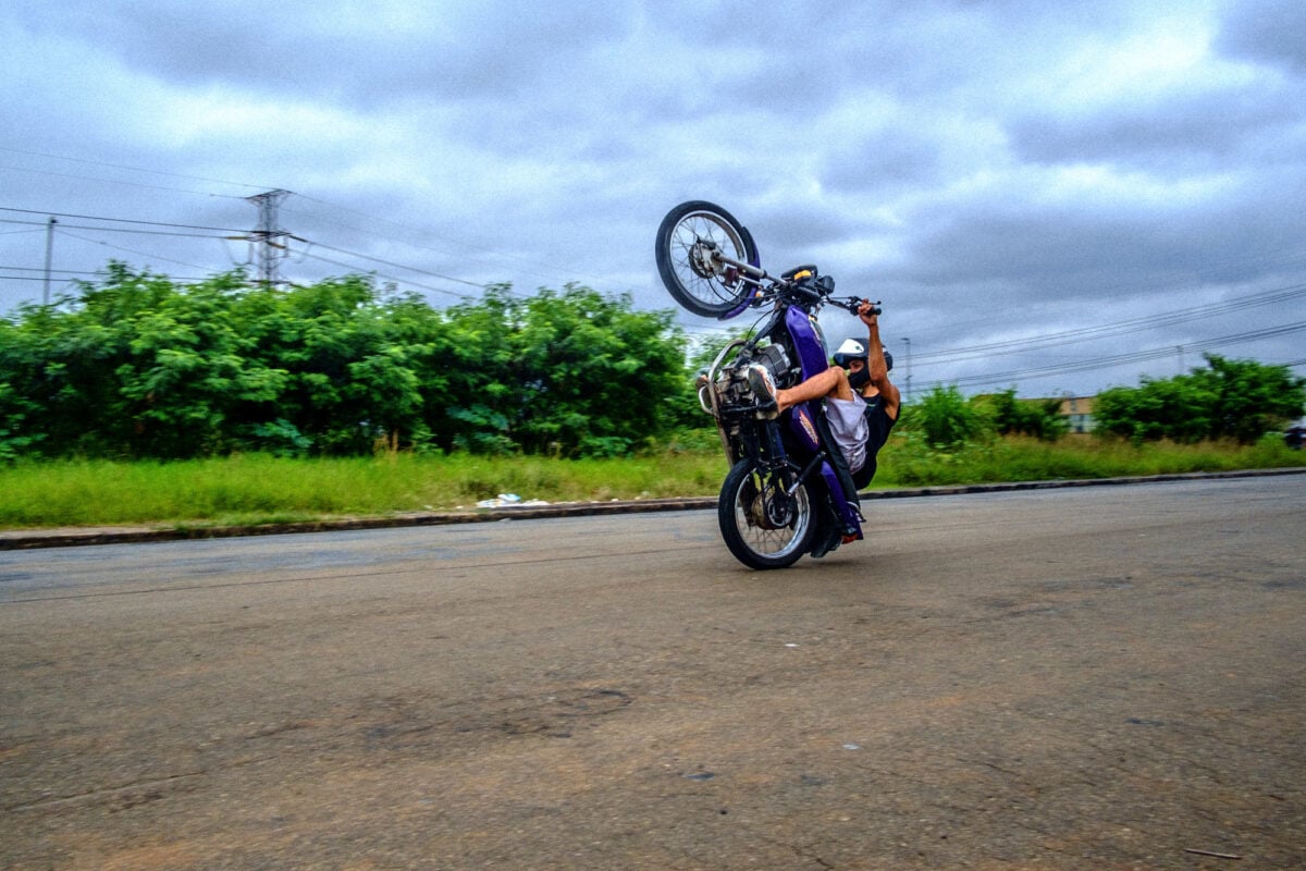 Jovem cai de moto ao tentar fazer “grau”
