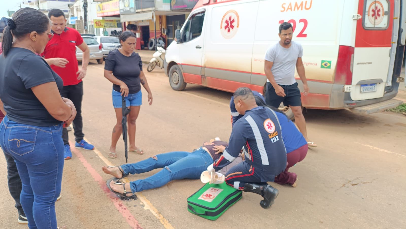 Motociclista sendo socorrida por paramédicos/Foto: Reprodução