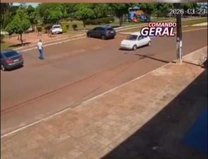 Motorista perde controle ao tentar estacionar e carro só para após atingir árvore