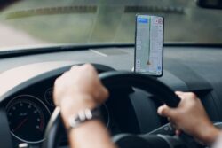 Justiça condena aplicativo por uso indevido de CPF e fixa indenização