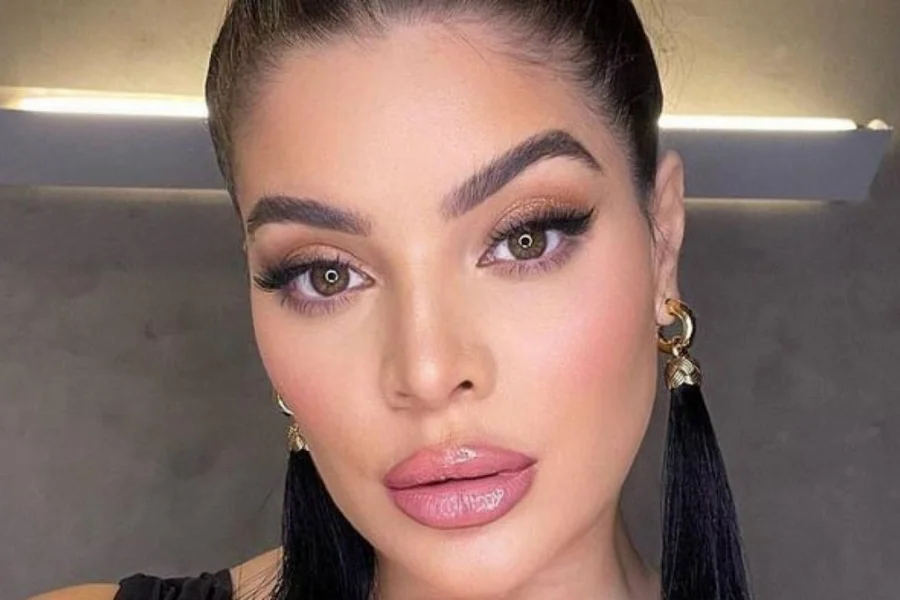 A influenciadora e comediante Gessica Kayane, a Gkay, está enfrentando um turbilhão judicial que pode abalar seu império. Segundo informações exclusivas da coluna de Fábia Oliveira, a artista foi acionada legalmente pelo Banco do Brasil em uma ação de cobrança que ultrapassa a marca de R$ 1,8 milhão.