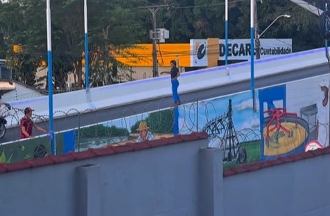 Mulher é flagrada caminhando sobre mureta do Elevado Mamédio Bittar