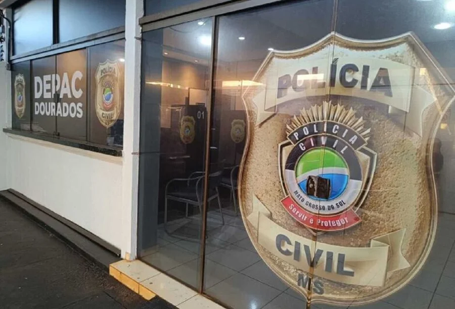 O movimento de domingo no bairro Jardim Água Boa, em Dourados (MS), foi interrompido por uma cena que chocou populares. Uma mulher de 39 anos foi flagrada nua e praticando atos libidinosos em frente a um comércio local. Diante da situação, testemunhas acionaram a Polícia Militar para intervir na ocorrência.