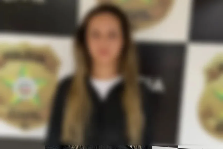 A Polícia Civil de Alagoas (PCAL) efetuou a prisão preventiva de uma mulher de 24 anos, nesta quinta-feira (26/03), na cidade de Arapiraca, Agreste alagoano. A suspeita é investigada por integrar um sofisticado esquema de estelionato que vitimou dezenas de pessoas em diversos municípios do estado, sempre agindo em parceria com sua mãe que já se encontra presa desde julho de 2025.