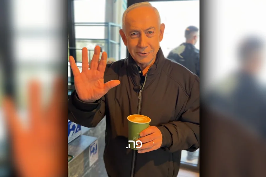 Netanyahu ironiza boatos de morte nas redes e aparece em vídeo tomando café