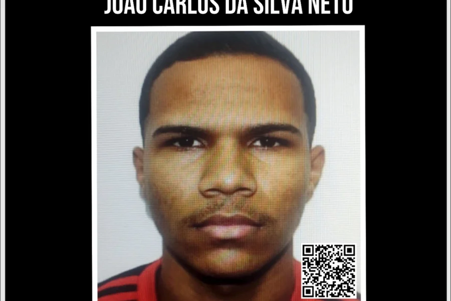 A Polícia Civil do Rio de Janeiro (PCERJ) colocou atrás das grades, neste domingo (29/03), o criminoso identificado como João Carlos da Silva Neto, o "Netinho".