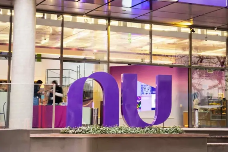 “Indícios de ilícitos”: Nubank bloqueia contas e deixa clientes sem acesso ao dinheiro