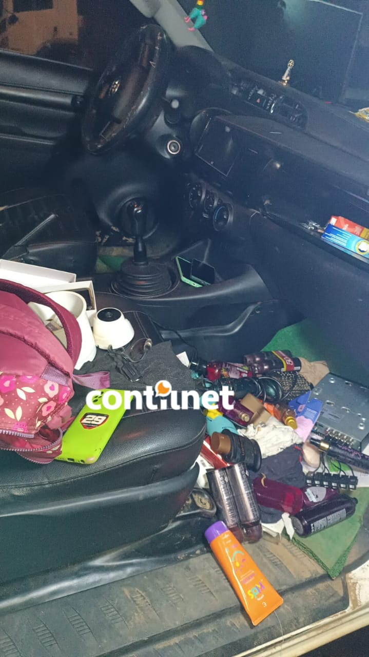 Os policiais se deslocaram imediatamente para a Rua Valdemir Lopes e conseguiram abordar dois suspeitos nas proximidades