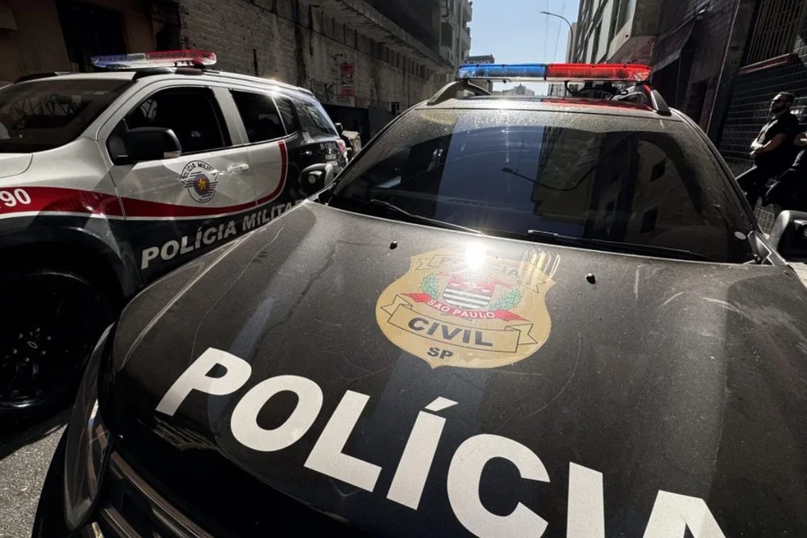 A Polícia Civil de São Paulo deflagrou, na manhã desta terça-feira (31/03), a Operação Drugstore. A ação visa cumprir 9 mandados de prisão e 14 de busca e apreensão nas zonas Leste e Norte da capital, focando em um grupo criminoso especializado em invadir farmácias para subtrair especificamente medicamentos de alto valor agregado.