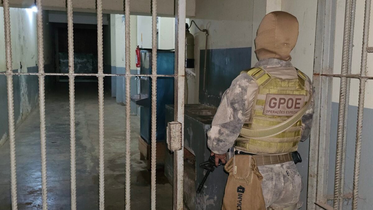 Foram apreendidos celulares durante as revistas