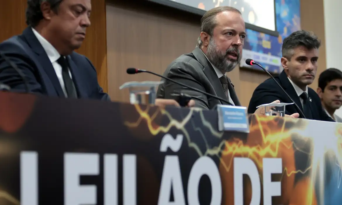 Paulo Pinto/Agência Brasil São Paulo (SP), 18/03/2026 - Ministro de Minas e Energia, Alexandre Silveira, participa de entrevista coletiva para falar sobre Leilão de Reserva de Capacidade na forma de Potência de 2026 - UTEs a Gás Natural, Carvão Nineral e UHEs, realizado pela Câmara de Comercialização de Energia Elétrica e Ministério das Minas e Energia. Foto: Paulo Pinto/Agencia Brasil