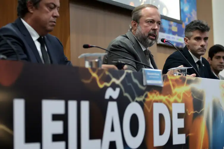 Paulo Pinto/Agência Brasil São Paulo (SP), 18/03/2026 - Ministro de Minas e Energia, Alexandre Silveira, participa de entrevista coletiva para falar sobre Leilão de Reserva de Capacidade na forma de Potência de 2026 - UTEs a Gás Natural, Carvão Nineral e UHEs, realizado pela Câmara de Comercialização de Energia Elétrica e Ministério das Minas e Energia. Foto: Paulo Pinto/Agencia Brasil