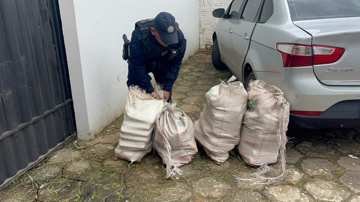 O carro chamou atenção dos militares pela atitude suspeita dos ocupantes | Foto: Cedida