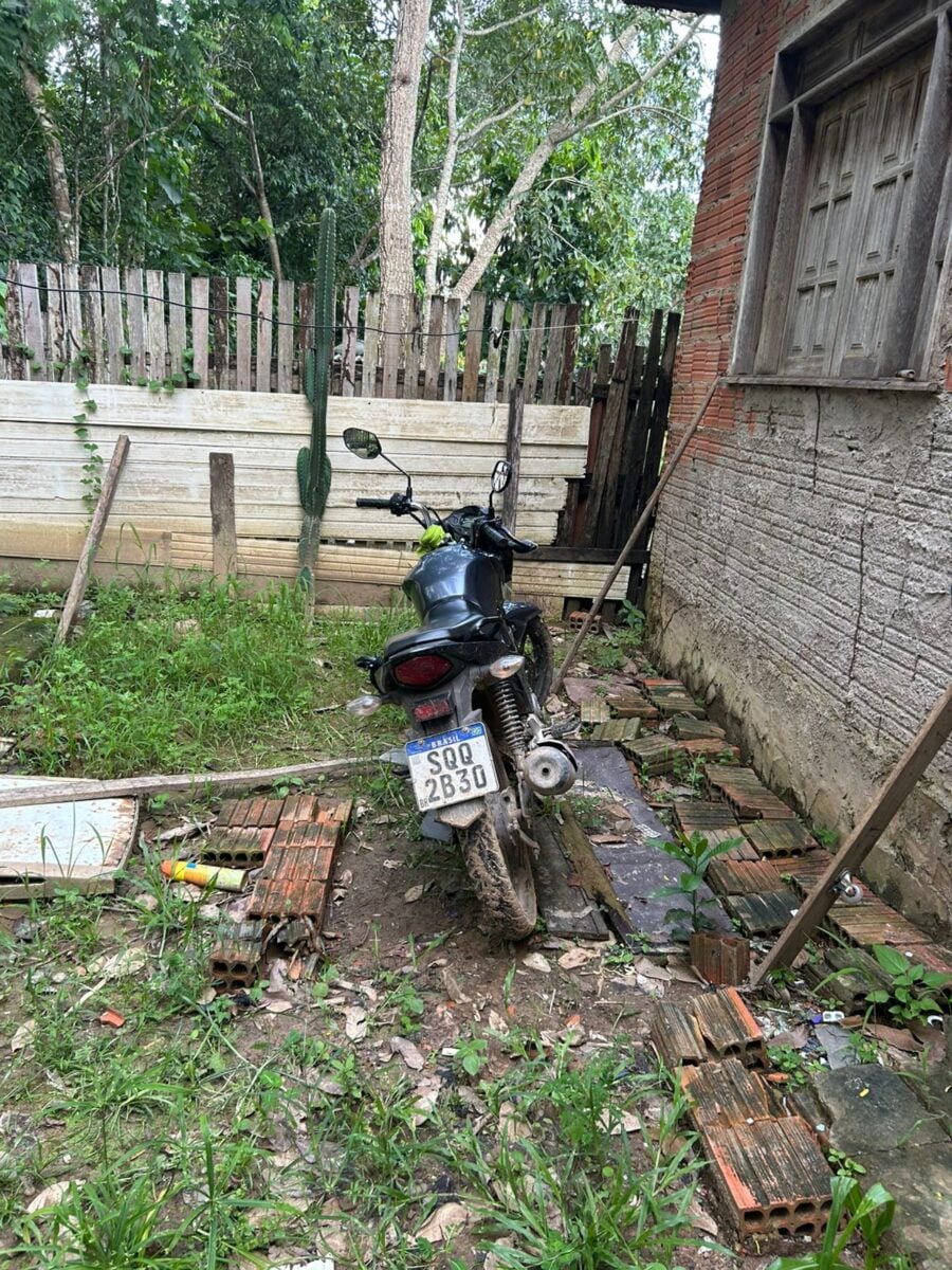 A polícia recuperou uma moto com restrição de roubo