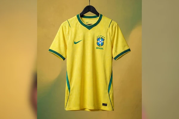 A nova armadura da Seleção Brasileira para a Copa do Mundo de 2026 mal foi lançada e já divide opiniões. O ponto central da discórdia não é a cor ou o corte, mas sim a expressão "Vai, Brasa", incorporada ao design.