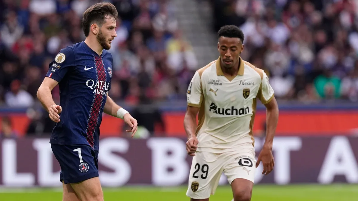 O clima de rivalidade entre PSG e Lens extrapolou as quatro linhas nesta terça-feira (24/03). O clube do norte da França rejeitou formalmente o pedido dos parisienses para adiar o confronto marcado para o dia 11 de abril, válido pela Ligue 1.