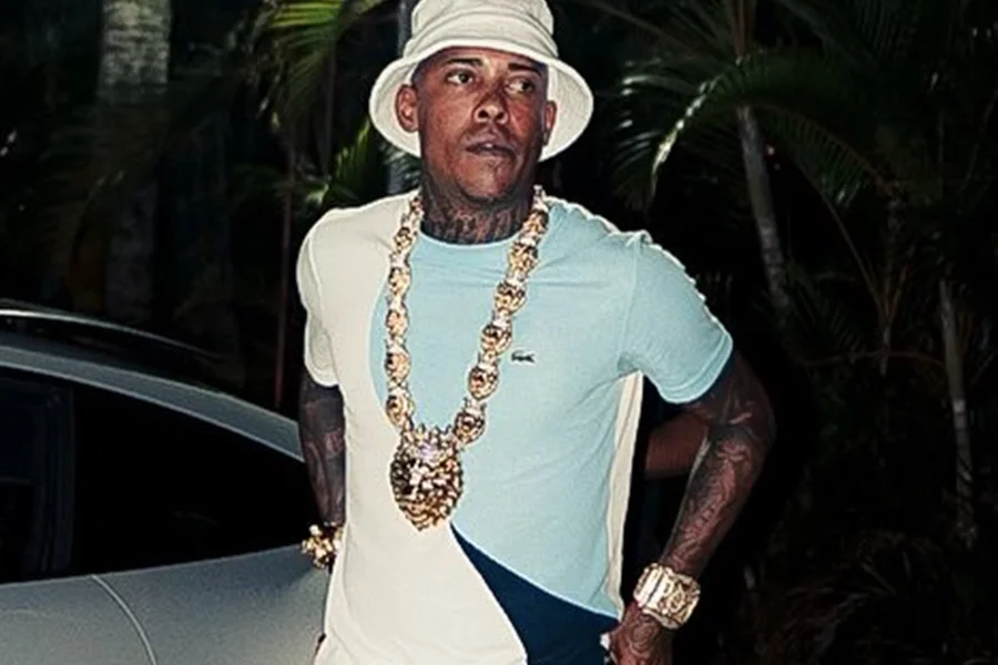 A Polícia Civil do Rio de Janeiro deu por encerrada a perícia de campo na residência do cantor MC Poze do Rodo, invadida na madrugada desta terça-feira (31/03). Agentes da 42ª DP (Recreio) e peritos criminais vasculharam o imóvel em busca de impressões digitais e vestígios biológicos que possam identificar o bando de pelo menos oito homens armados que rendeu o artista.