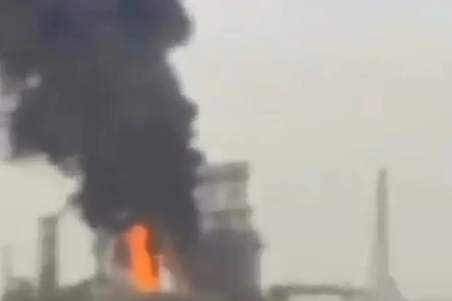 O mercado global de energia entrou em estado de choque nesta quinta-feira (19/03). Em uma retaliação direta à ofensiva sofrida no campo de gás South Pars, o Irã intensificou seus ataques no Golfo Pérsico, atingindo centros nevrálgicos de produção de petróleo e gás no Kuwait e no Catar.