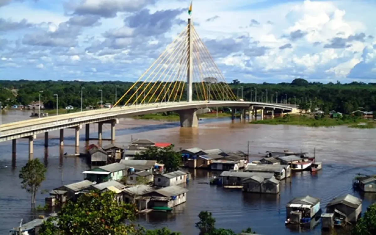 Rio Juruá apresenta leve baixa, mas previsão de chuvas intensas mantém alerta máximo