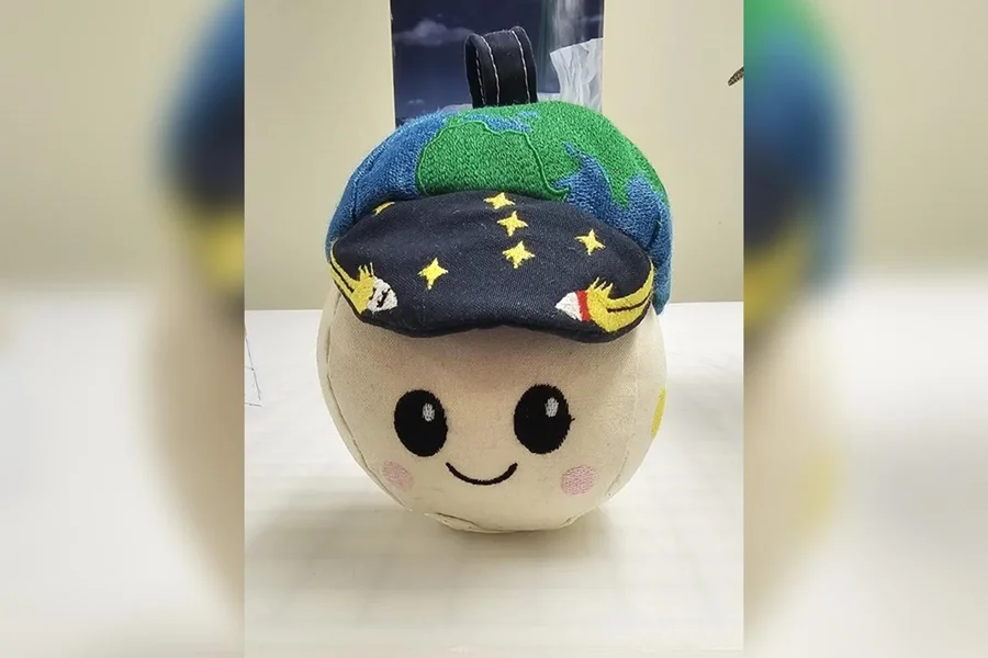 Se tudo correr como o planejado, esta quarta-feira (01/04) marcará o início histórico do retorno da humanidade à órbita lunar. A missão Artemis II levará quatro astronautas para uma volta em torno do satélite natural, mas um pequeno detalhe na bagagem está chamando a atenção do mundo: o boneco de pelúcia "Rise".